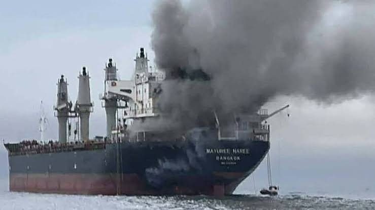 Iran blocks the Strait of Hormuz